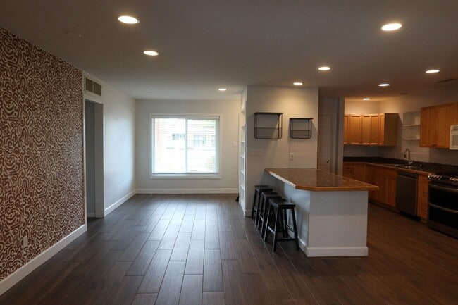 Building Photo - Beautifully Renovated 3 Bed 2 Bath on 17th Av South of Northern