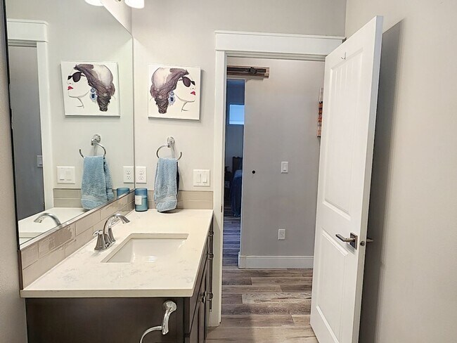 Building Photo - Home Sweet Home! Won't last long!