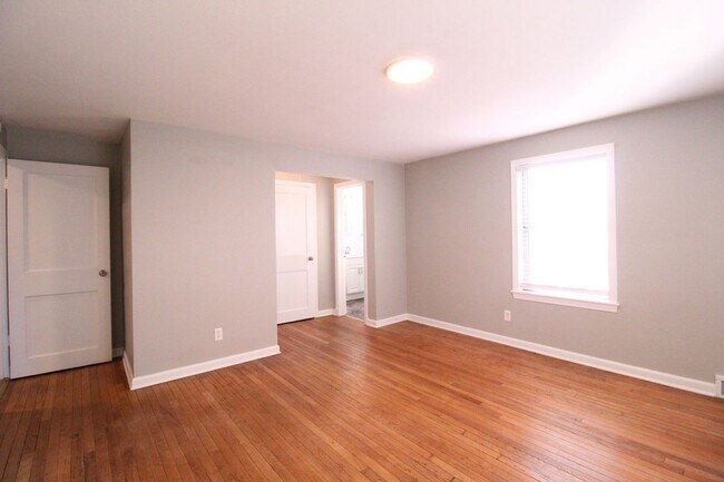 Building Photo - January FREE On This 2 Bedroom 2 Bath Duplex In The Waldo Area