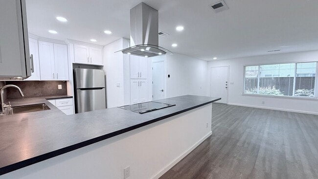Building Photo - NEWLY RENOVATED---- 2BD/1BA, End Unit TH in Twin Creeks Garden, San Ramon- Available Now!