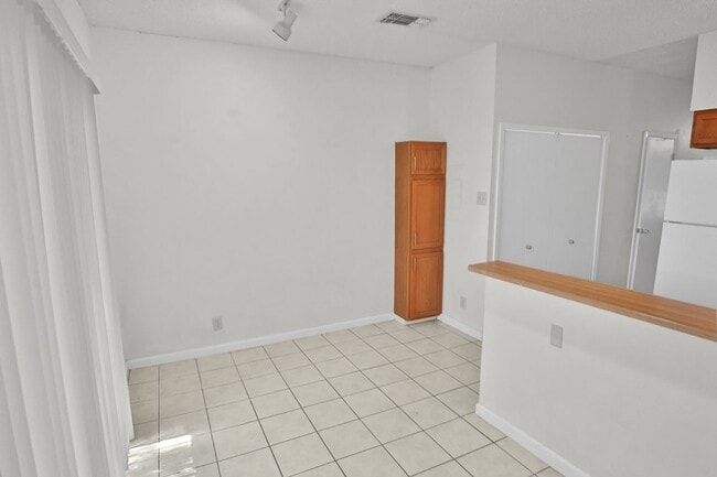 Building Photo - 12210 Apricot Dr