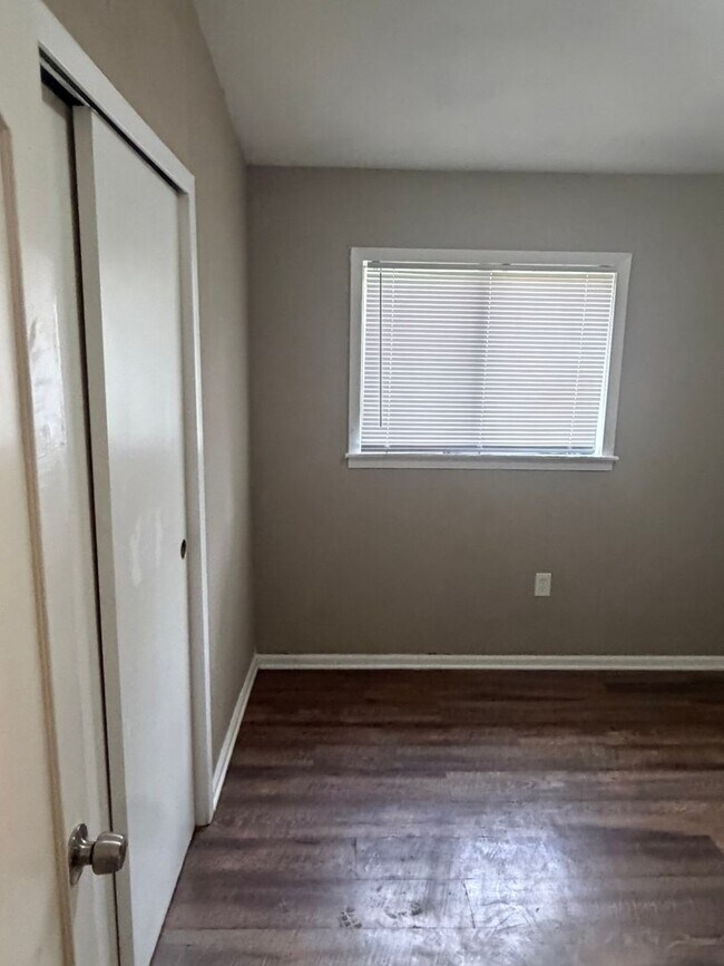 Building Photo - 3320 Ridgeland Dr