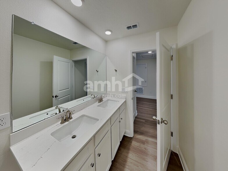 Building Photo - 5986 Pinewood Ests Dr