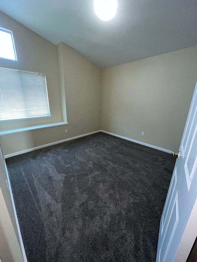 Building Photo - 4BR/2.5 BA / 1914 SF | New Carpet | Tenant...