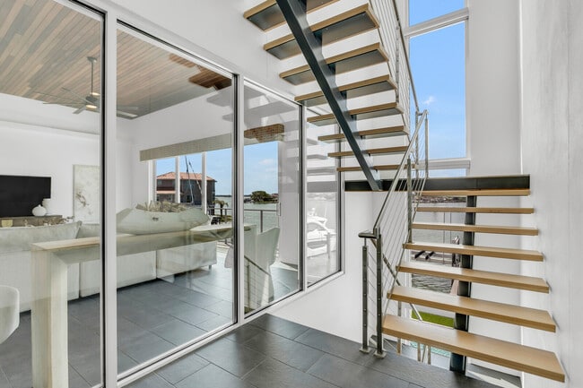 Building Photo - 905 Bay Point Dr