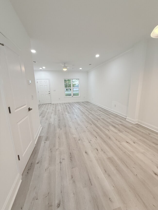 Building Photo - 861 Maxine Ct