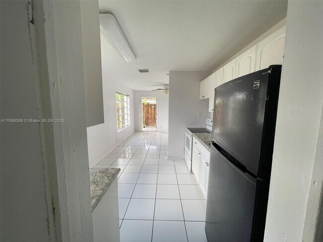 Building Photo - 5751 SW 38th Ct