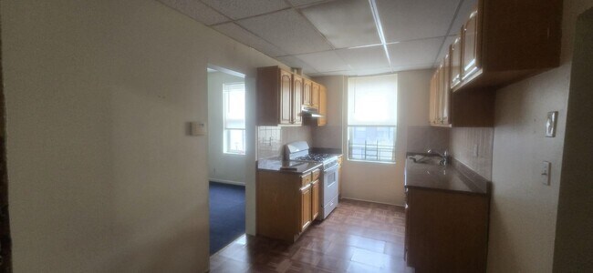 Building Photo - 1614 Summit Ave