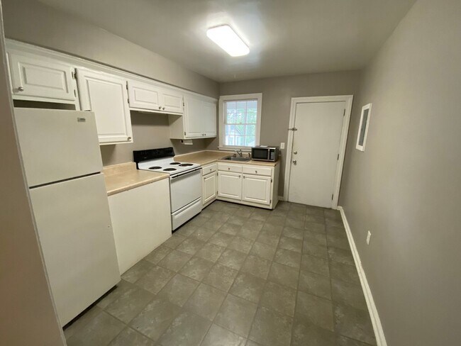 Building Photo - 1306 E Victory Dr