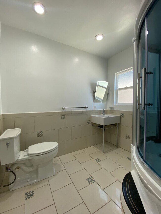 Building Photo - 2335 S Garth Ave