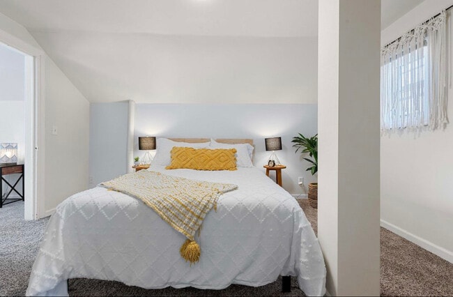 Building Photo - 532 W 5th Ave