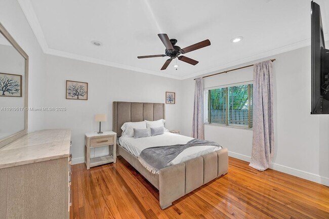 Building Photo - 5915 La Gorce Dr