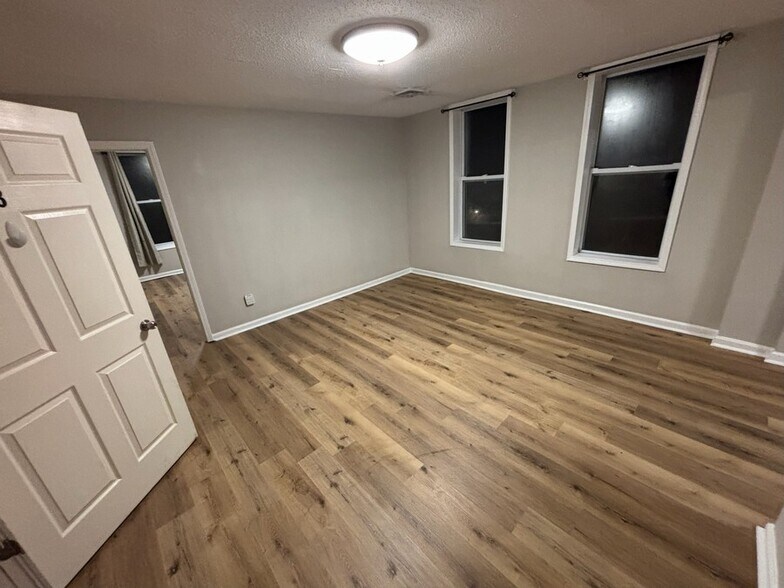 Building Photo - 1522 Main St