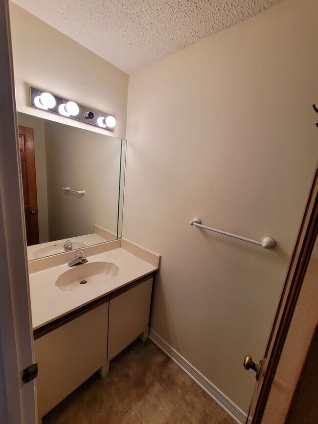 Building Photo - 8730 Thomas Dr