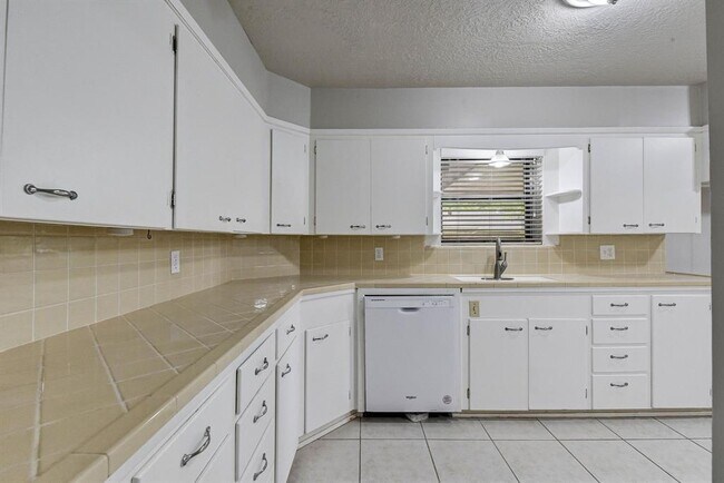 Building Photo - 803 Rosewood Dr