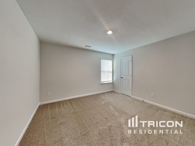 Building Photo - 450 Samara Ct