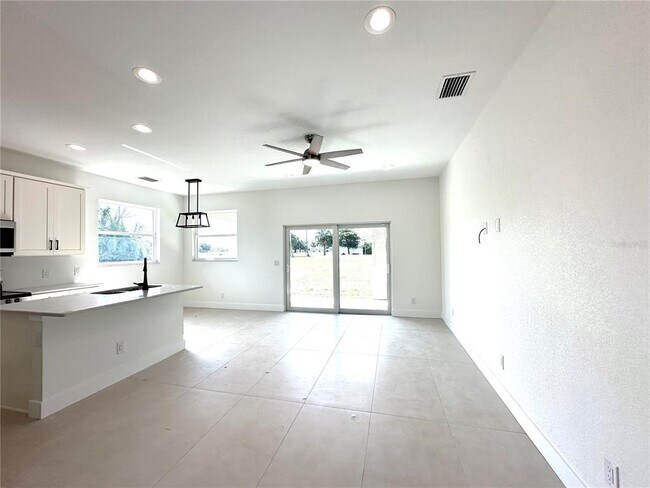 Building Photo - 26127 Northern Cross Rd