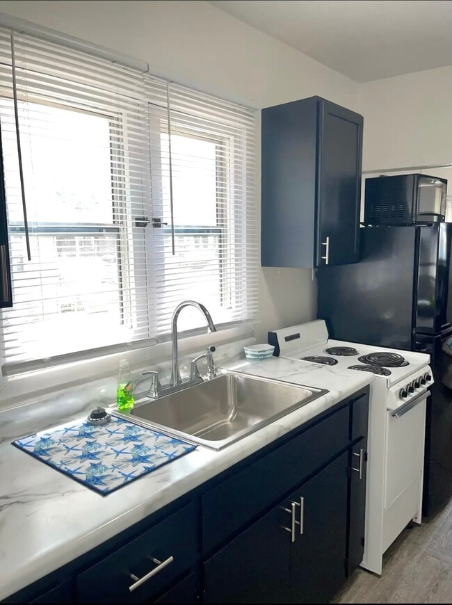 Building Photo - 106 15th Ave S