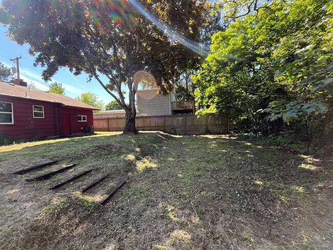 Building Photo - Quaint 2-Bedroom Ranch in Established Neig...