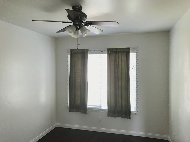 Building Photo - 3 Bedroom Townhome for Lease in Highly Des...