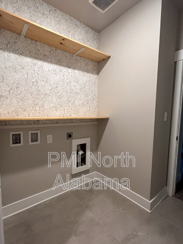 Building Photo - 14741 Greenleaf Dr