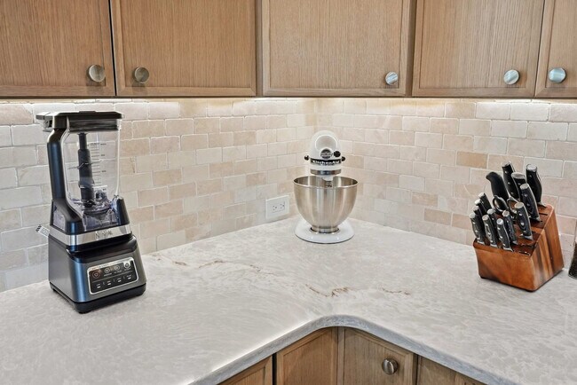 Building Photo - 304 Palm Beach Dr