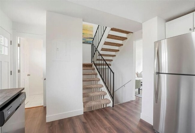 Building Photo - Fully Renovated Park Hill Townhome - 5 Bedrooms!