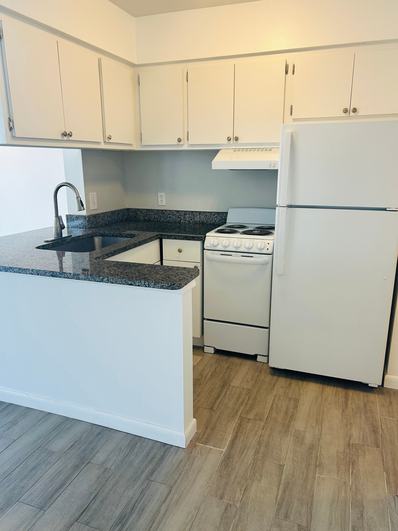 Building Photo - 4035 S School Ave