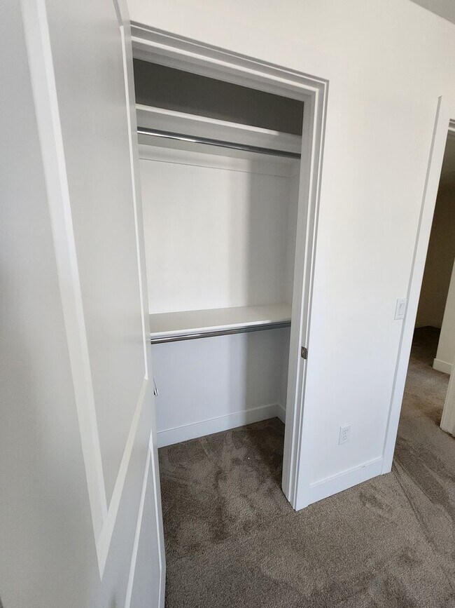 Building Photo - Beautiful Modern Townhome with Spacious La...