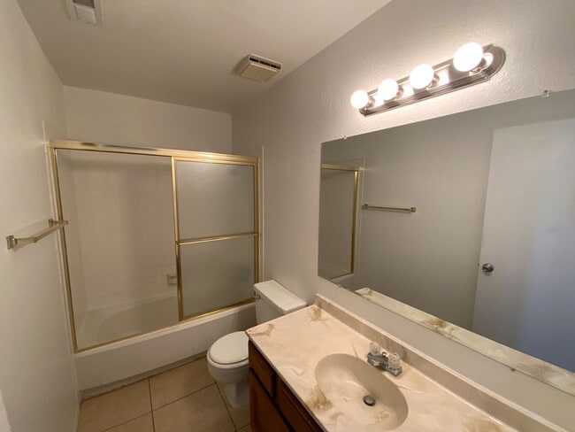 Building Photo - 3 Bedroom Single Story Home Available Near...