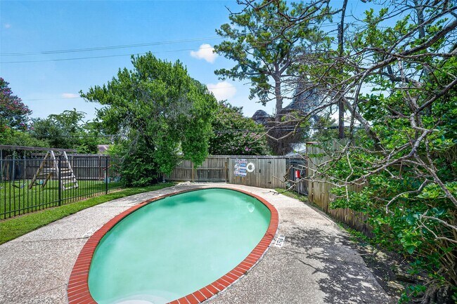 Building Photo - 1220 Shadowdale Dr