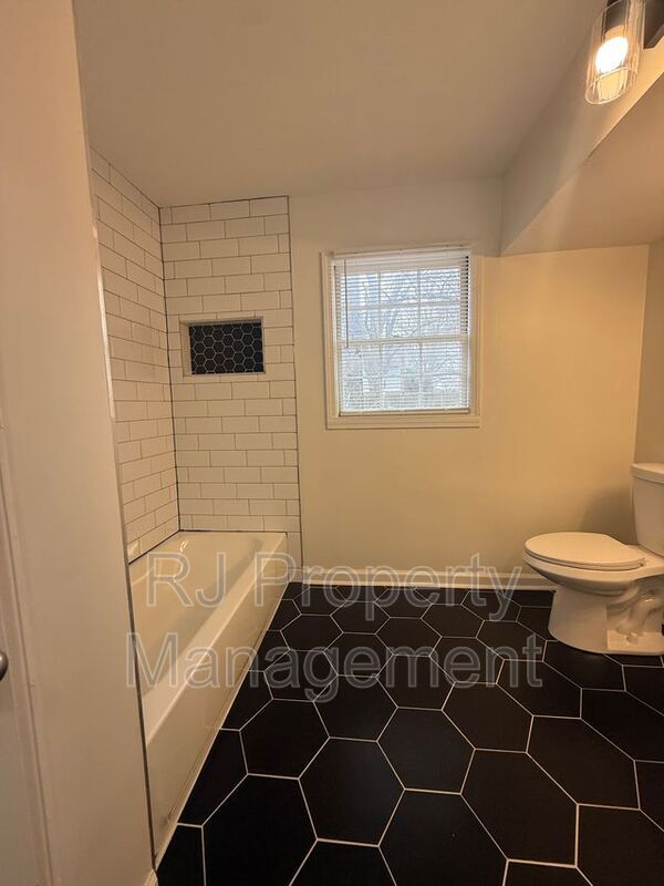 Building Photo - 5512 Cottonwood Rd