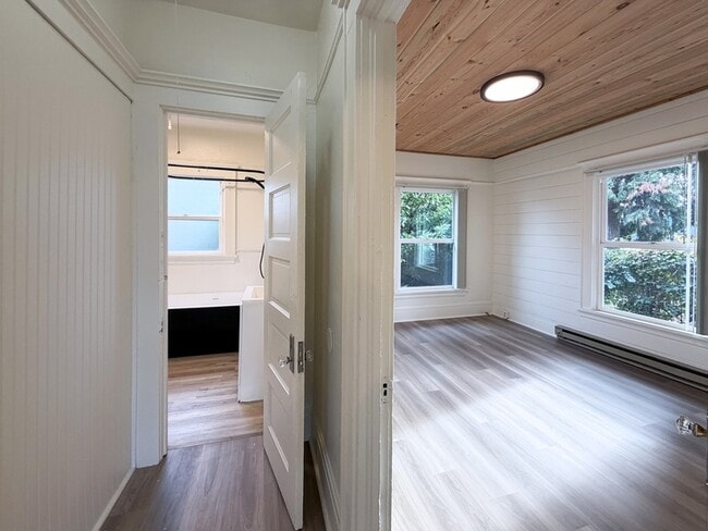 Building Photo - 577 Madison St