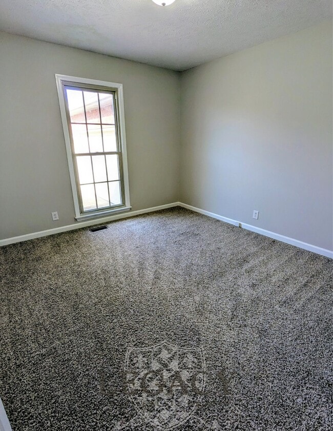 Building Photo - 221 Benefield Dr