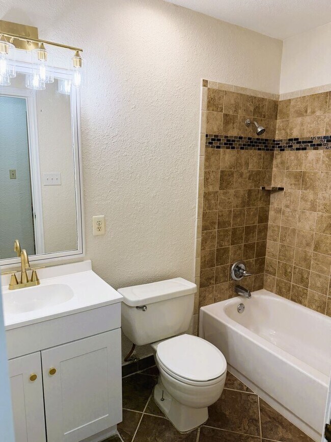 Building Photo - Awesome Freshly Renovated Arlington Home