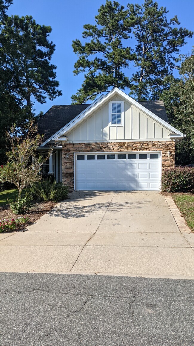 Building Photo - 1633 Shadowmoss Ave