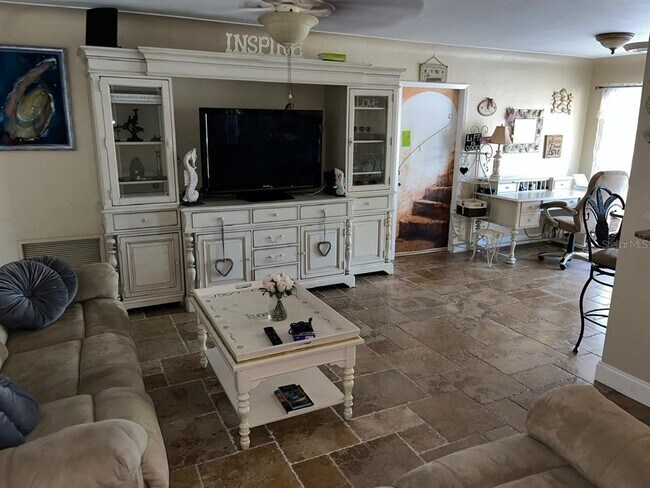 Building Photo - 2130 E Vina Del Mar Blvd