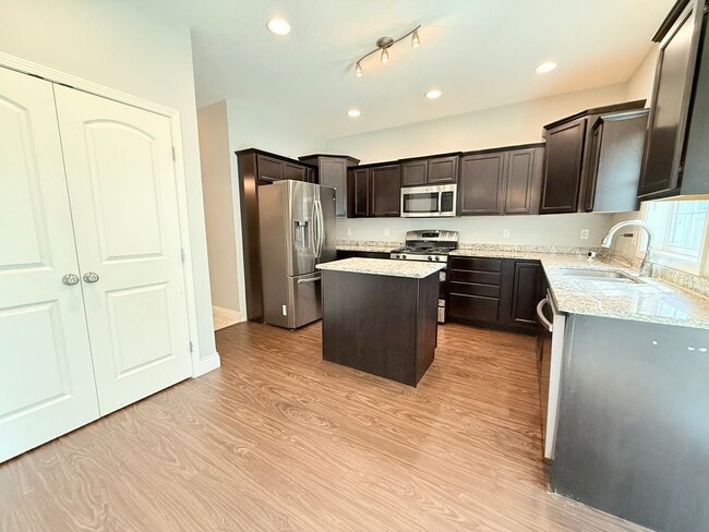 Building Photo - Incredible 4 bedroom house in Fox Creek!