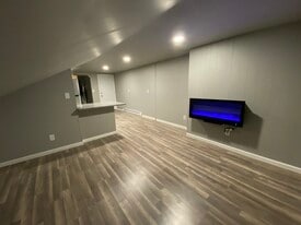 Building Photo - 4 Saratoga Ave