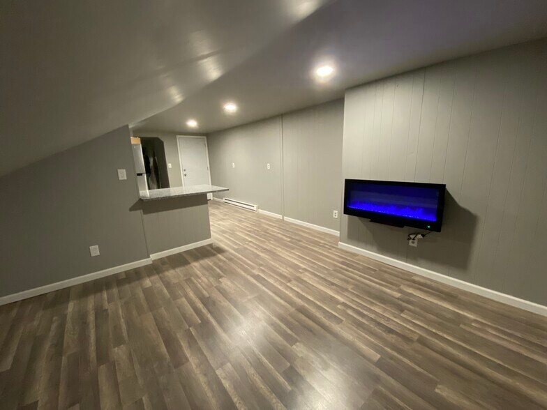 Primary Photo - 4 Saratoga Ave