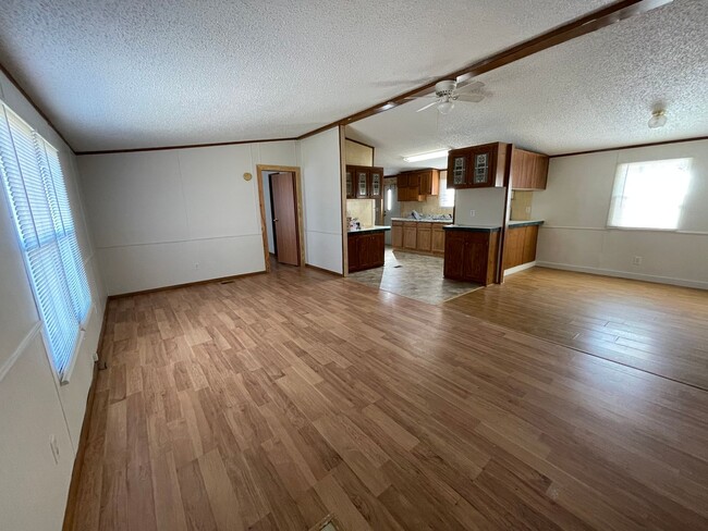 Building Photo - 3 BR, 2 BA doublewide in Pikeville!