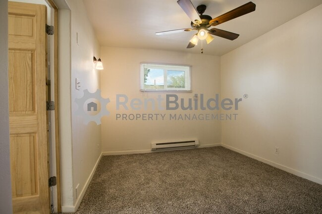 Building Photo - 402 Richmond Dr SE