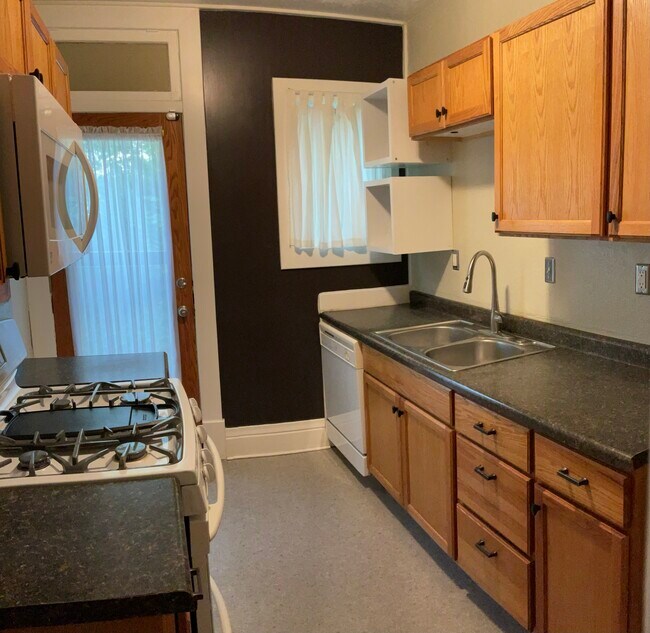 Kitchen - 915 S 33rd St