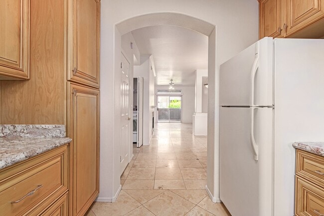 Building Photo - Beautiful 2 bedroom 2 bathroom first floor...