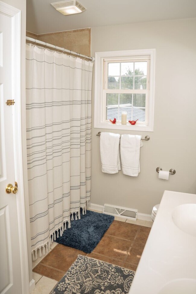 Building Photo - Charming 3 Bedroom, 1.5 Bath Townhome - EL...
