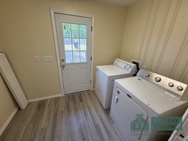 Building Photo - Nice 5 bedroom , 3 bath home located in Mobile.  All approved applications are subject to an 18-m...