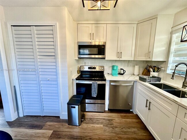 Building Photo - 1710 NE 5th Ct