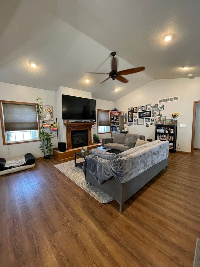 Building Photo - 825 Locharno Dr