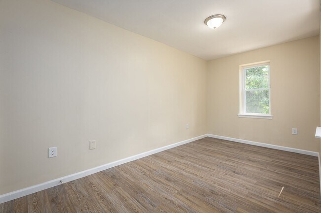 Building Photo - Beautifully renovated 4 BR/ 2 BA