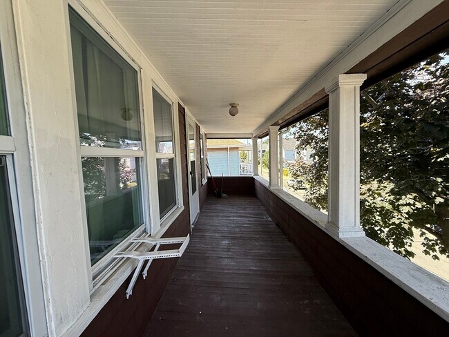 Building Photo - 135 Mills St